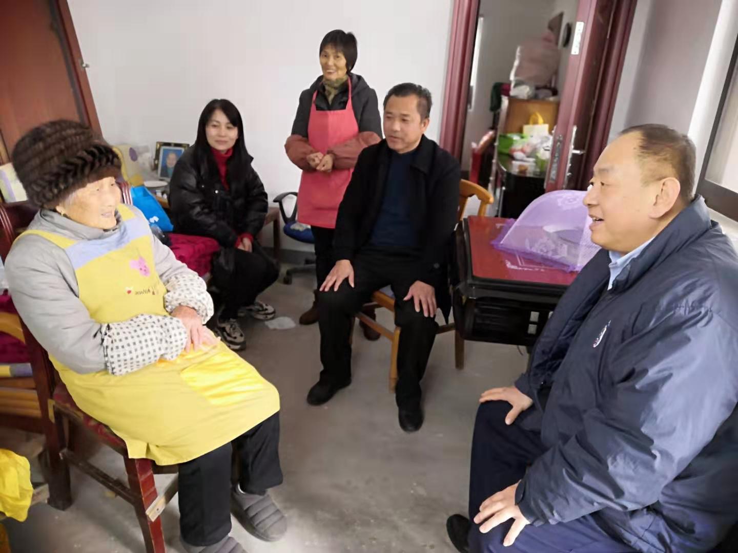 1581907203119064776.jpg 慰問老人.jpg